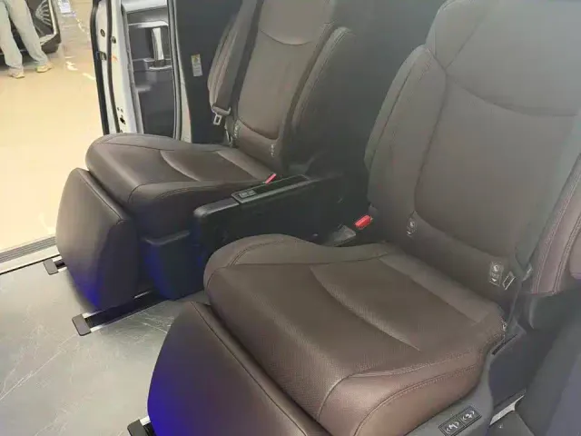 Toyota Sienna — Фото автомобиля 7