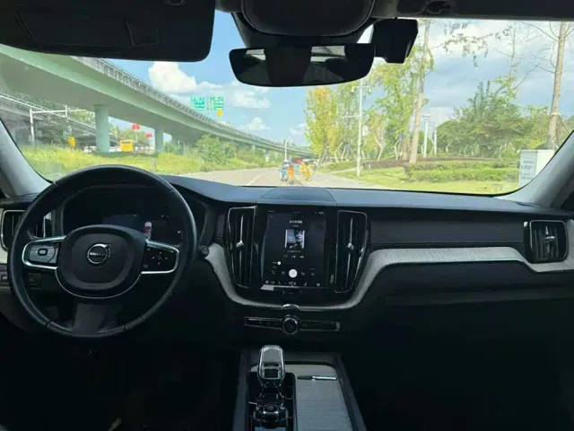 Volvo XC60 — Фото автомобиля 5