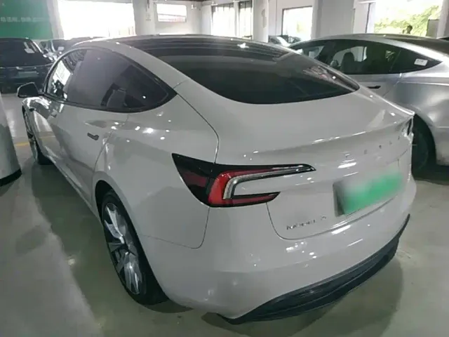 Tesla Model 3 — Фото автомобиля 4