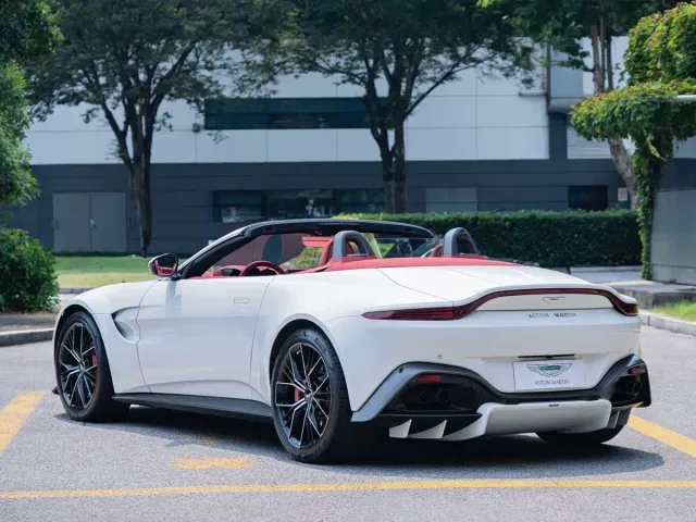 Aston Martin V8 Vantage — Фото автомобиля 6