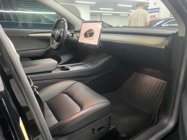 Tesla Model Y — Фото автомобиля 4