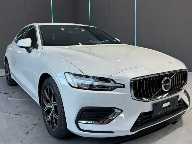 Volvo S60 — Фото автомобиля 3