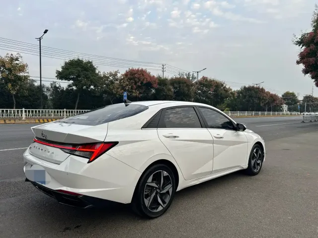 Hyundai Elantra 2022 1.5L CVT LUX Premium Edition — Фото автомобиля 5