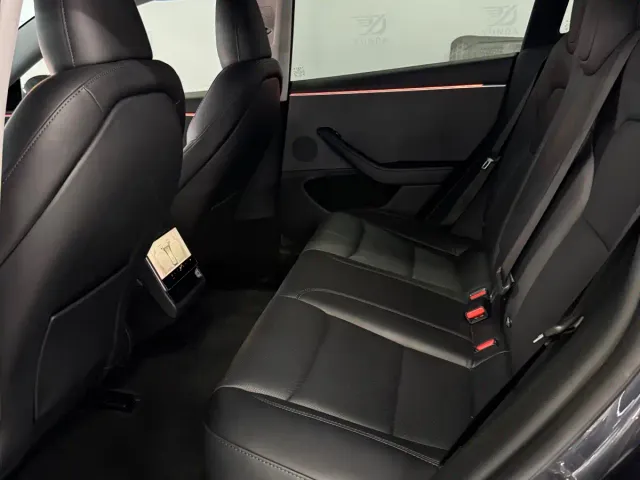 Tesla Model 3 — Фото автомобиля 5