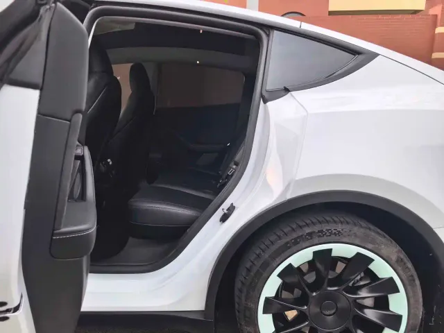 Tesla Model Y 2023 Long Range All-Wheel Drive Edition — Фото автомобиля 13