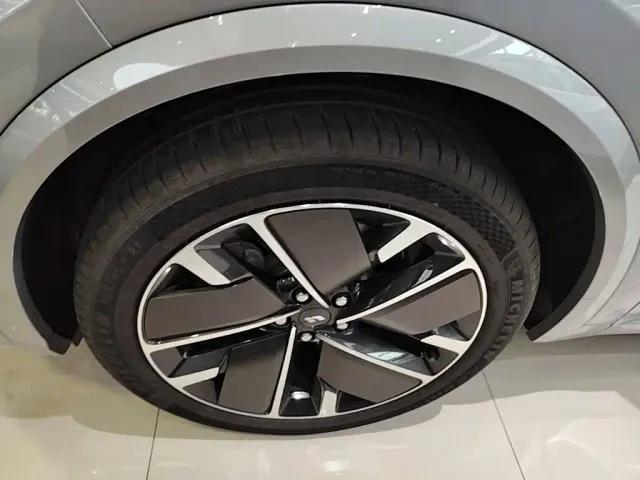 Li Auto Li Xiang L9 2025 Ultra Smart Renewal Edition — Фото автомобиля 22