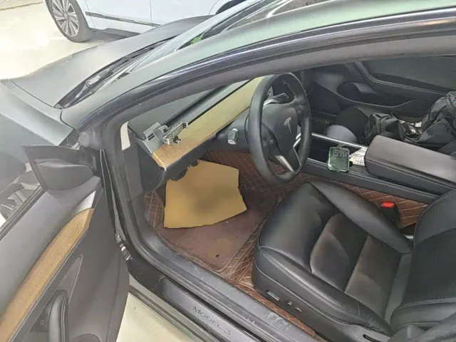 Tesla Model 3 — Фото автомобиля 15