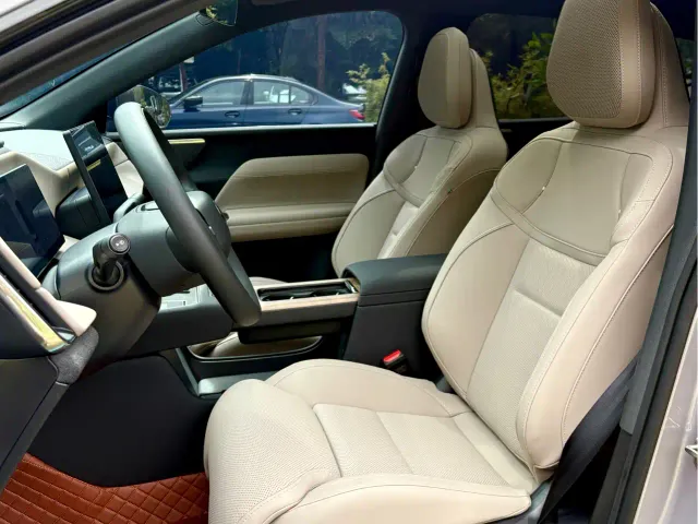 Volvo XC70 Plug-in Hybrid — Фото автомобиля 8