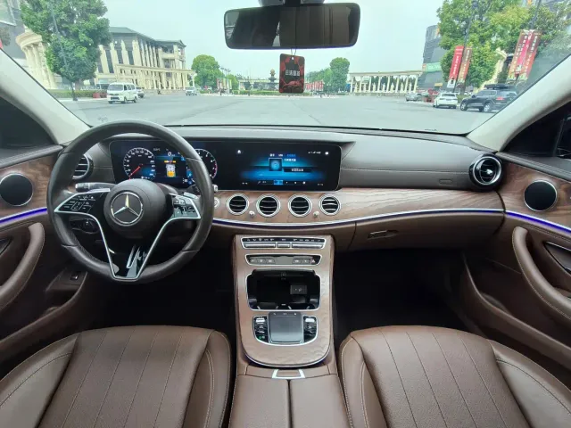 Mercedes-Benz E-Class — Фото автомобиля 16