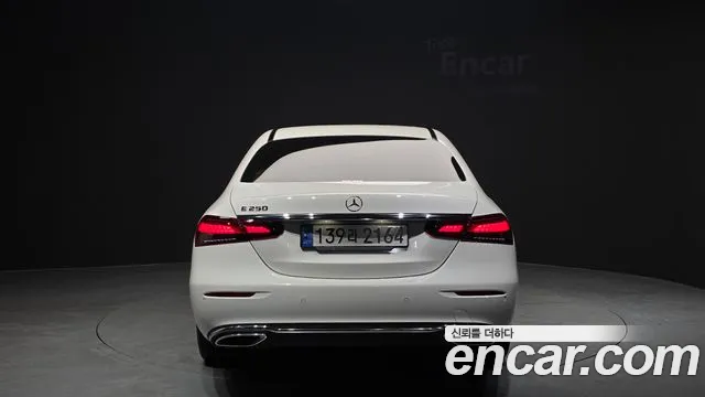 Mercedes-Benz E-Class — Фото автомобиля 4