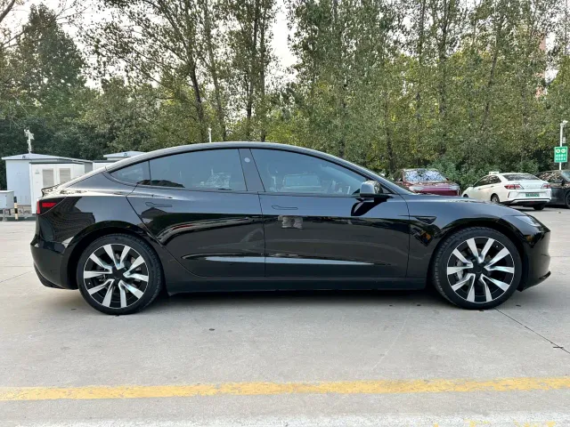 Tesla Model 3 — Фото автомобиля 4