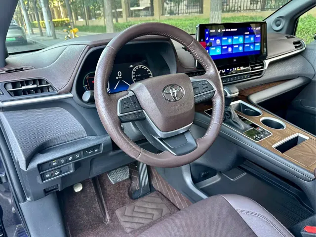 Toyota Sienna — Фото автомобиля 10