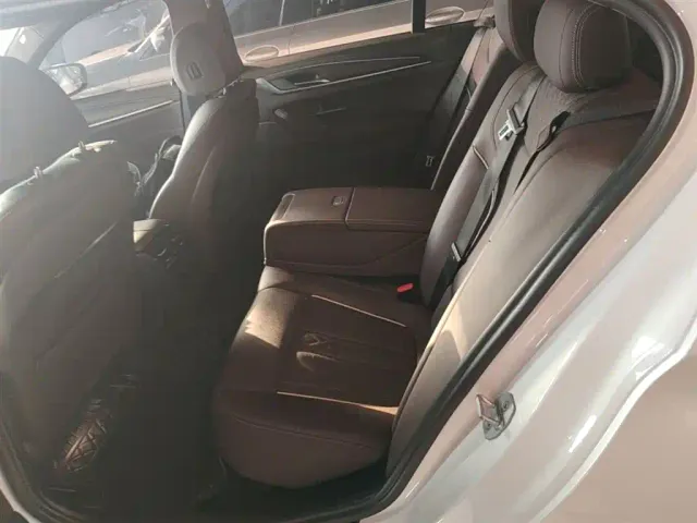 BMW 5 Series — Фото автомобиля 12