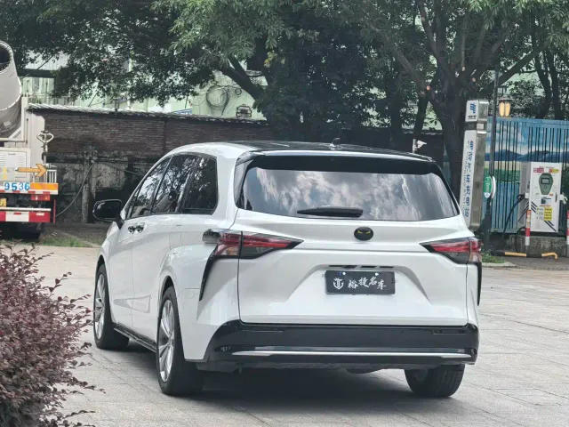 Toyota Sienna — Фото автомобиля 6
