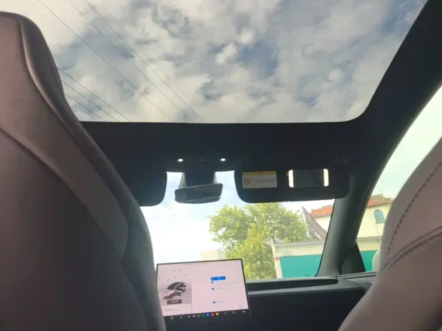 Tesla Model Y L — Фото автомобиля 17
