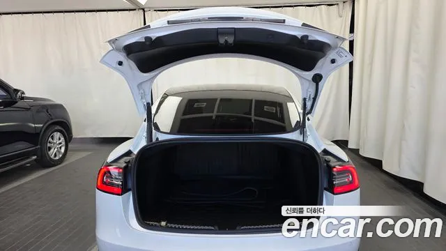 Tesla Model 3 — Фото автомобиля 20