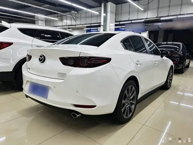 Mazda Axela — Фото автомобиля 6