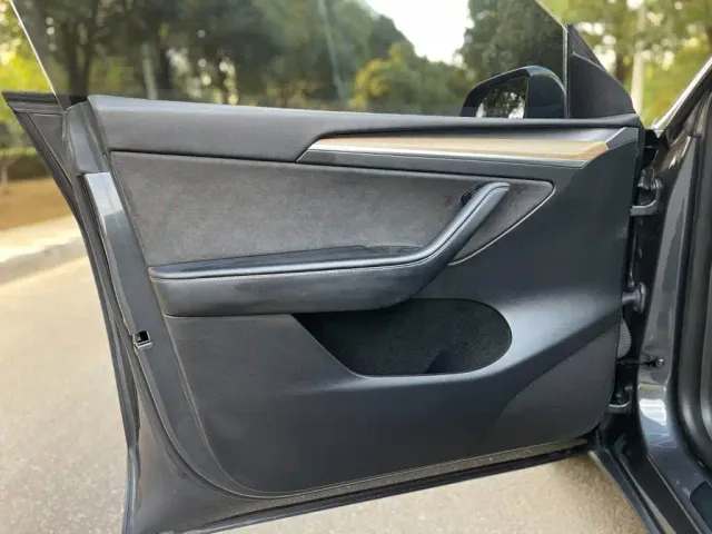 Tesla Model Y — Фото автомобиля 14