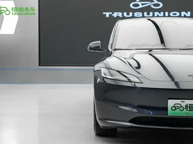 Tesla Model 3 — Фото автомобиля 9