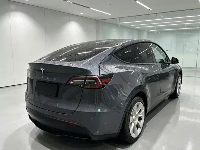 Tesla Model Y — Фото автомобиля 6