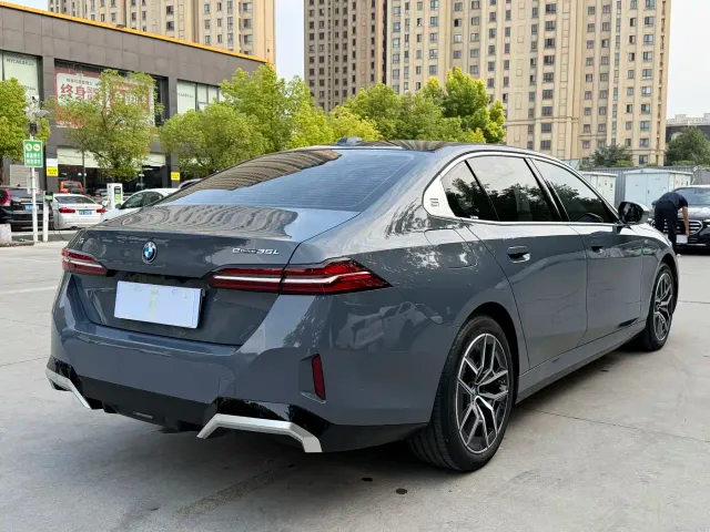 BMW i5 — Фото автомобиля 4