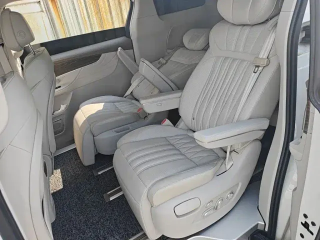Roewe iMAX8 — Фото автомобиля 18