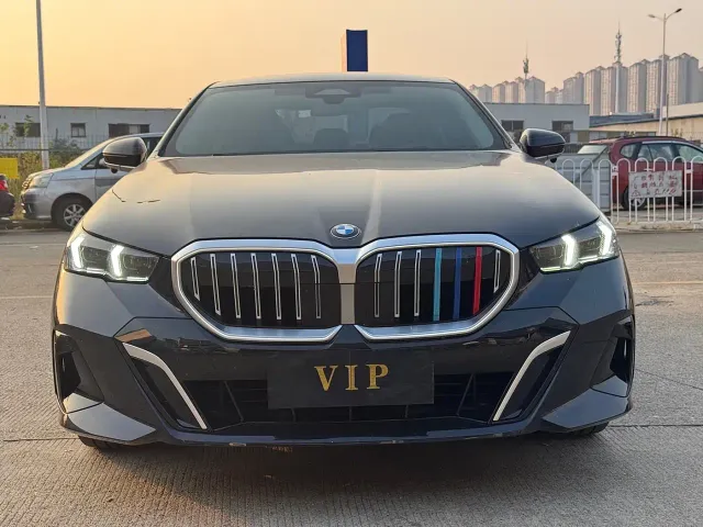 BMW 5 Series — Фото автомобиля 11
