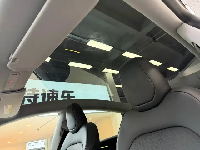 Tesla Model Y — Фото автомобиля 11