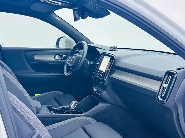 Volvo XC40 — Фото автомобиля 12