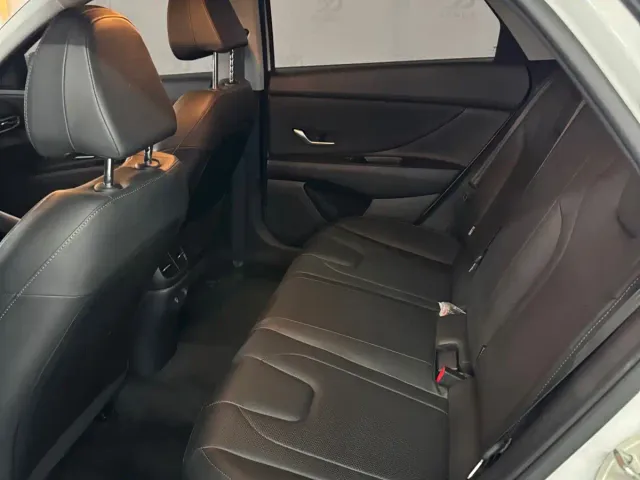 Hyundai Elantra — Фото автомобиля 5