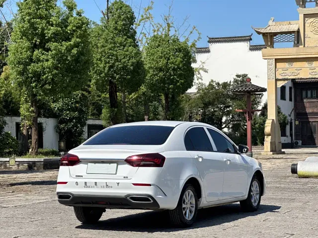 Geely Emgrand — Фото автомобиля 4