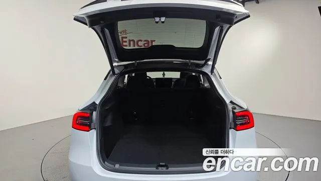 Tesla Model Y — Фото автомобиля 23