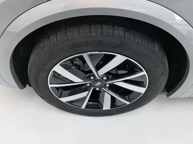 Li Auto L7 — Фото автомобиля 22