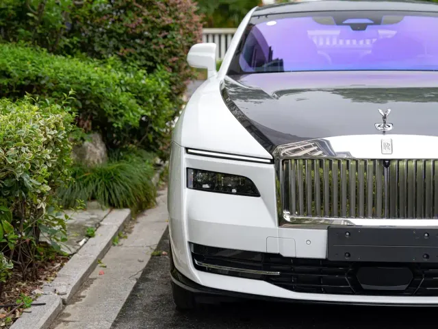 Rolls-Royce Spectre — Фото автомобиля 4