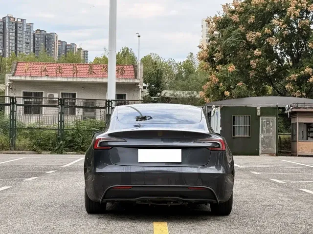 Tesla Model 3 — Фото автомобиля 5