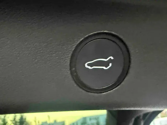 Tesla Model Y — Фото автомобиля 11