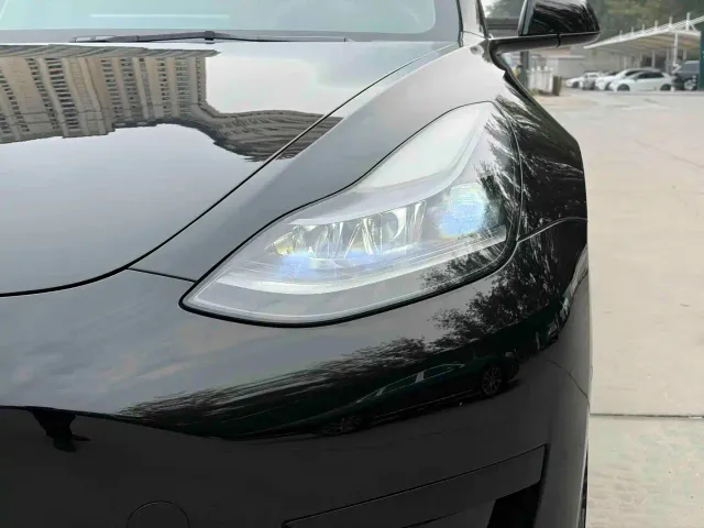 Tesla Model 3 — Фото автомобиля 14