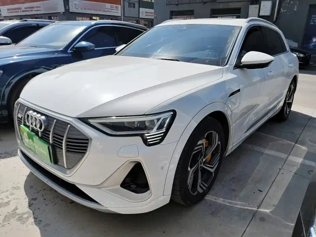 Фотография автомобиля — Audi e-tron