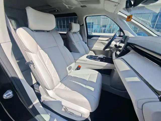Volvo EM90 — Фото автомобиля 30