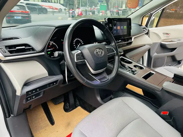 Toyota Sienna — Фото автомобиля 21