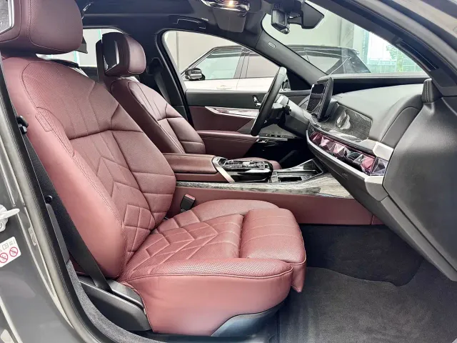 BMW i7 — Фото автомобиля 10