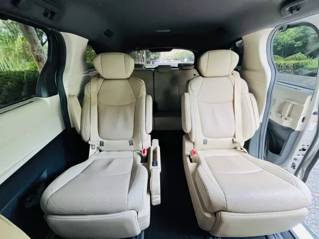 Toyota Sienna — Фото автомобиля 11