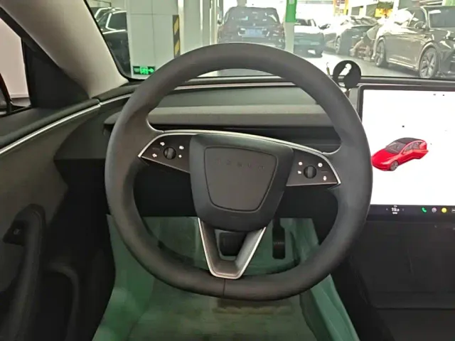 Tesla Model 3 — Фото автомобиля 10