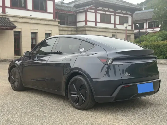 Tesla Model Y — Фото автомобиля 5