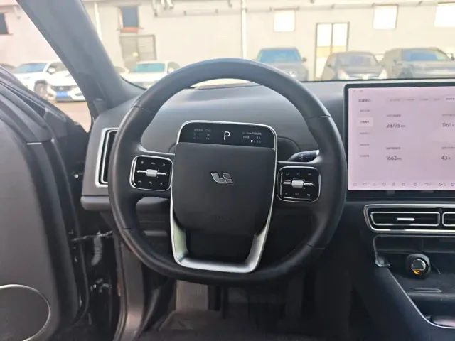 Li Auto L8 — Фото автомобиля 14