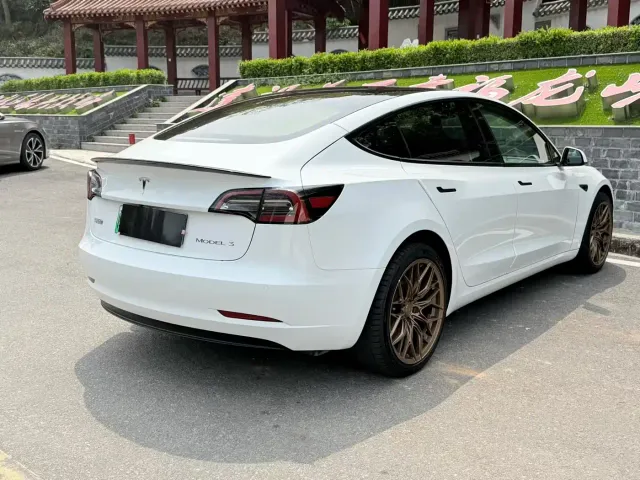 Tesla Model 3 — Фото автомобиля 7