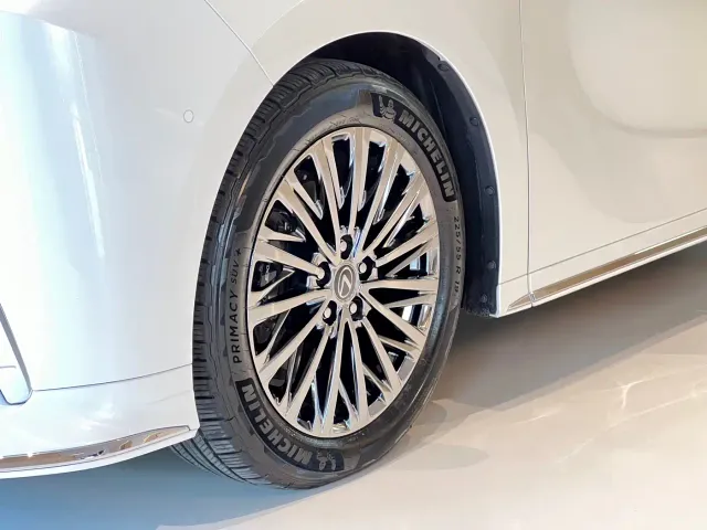 Lexus LM — Фото автомобиля 4