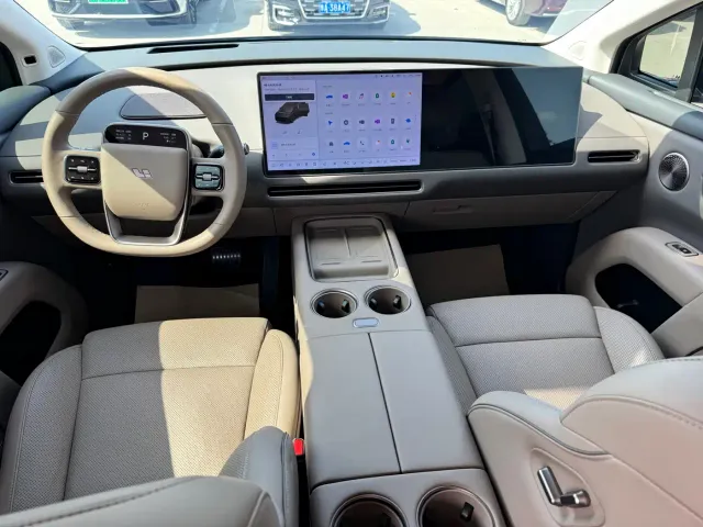 Li Auto i8 — Фото автомобиля 15