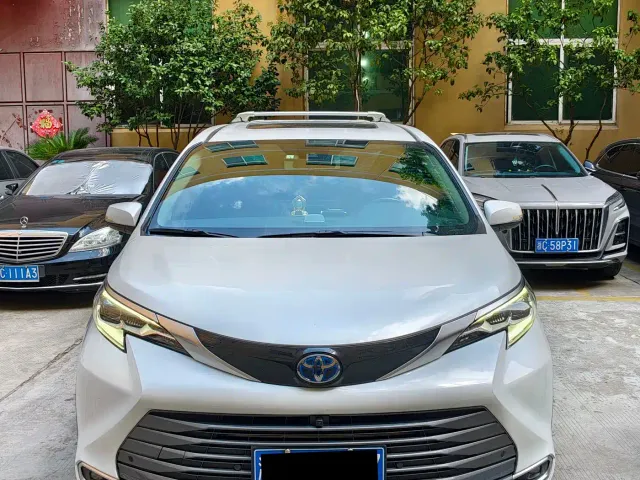 Toyota Sienna — Фото автомобиля 2