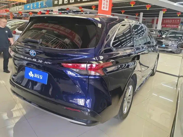 Toyota Sienna — Фото автомобиля 3